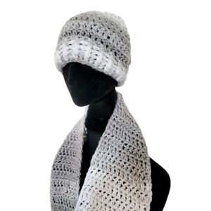 𝅺hand made crochet set of beannie and infinity scarf